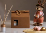 Kutija - paket za pakovanje 220x140x190mm od Kraft papira sa prozorom i ručkom od kanapa - 20 kom Kutija - paket za pakovanje 220x140x190mm od Kraft papira sa prozorom i ručkom od kanapa - 20 kom