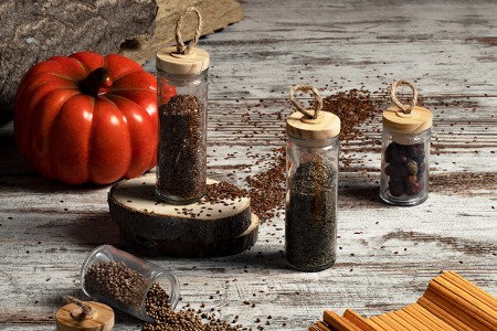 Staklena okrugla teglica 40mL, sa drvenim poklopcem i zakačkom-grupa_slika