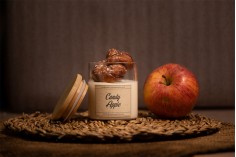 Candy Apple - Aromatična sveća od sojinog voska sa drvenim fitiljem (110gr)