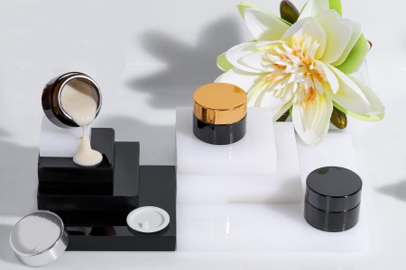 Staklena teglica 15mL u karamel boji, sa plastičnim međupoklopcem i unutrašnjom zaptivkom na zatvaraču-grupa_slika