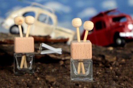 Staklena bočica 7ml za osveživač automobila, sa drvenim zatvaračem, unutrašnjim čepom i štapićima- 25kom-grupa_slika