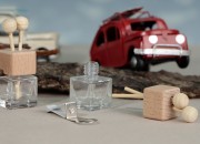 Staklena bočica 7ml za osveživač automobila, sa drvenim zatvaračem, unutrašnjim čepom i štapićima- 25kom Staklena bočica 7ml za osveživač automobila, sa drvenim zatvaračem, unutrašnjim čepom i štapićima- 25kom