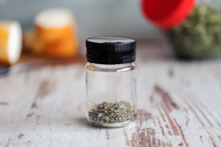 Staklena teglica za začine od 156mL sa crnim zatvaračem sa rupicama-grupa_slika