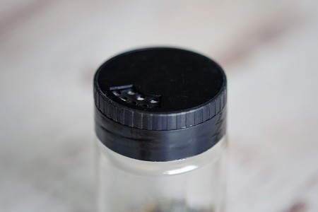 Staklena teglica za začine od 156mL sa crnim zatvaračem sa rupicama-grupa_slika