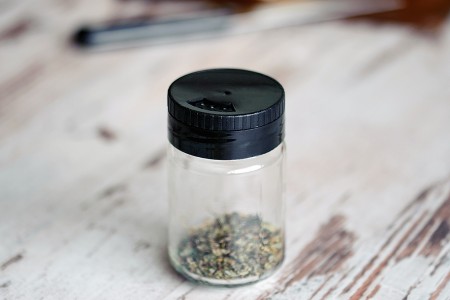 Staklena teglica za začine od 156mL sa crnim zatvaračem sa rupicama-grupa_slika