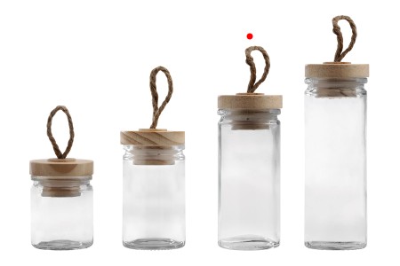 Staklena okrugla teglica 90mL, sa drvenim zatvaračem i zakačkom-grupa_slika