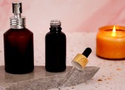 Crna sjajna staklena bočica za etarska ulja 30mL, sa grlom PP18 Crna sjajna staklena bočica za etarska ulja 30mL, sa grlom PP18