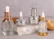 Staklena bočica 40mL za kozmetičke preparate sa pipetom, zatvaračem i plastičnim drenažnim elementom Staklena bočica 40mL za kozmetičke preparate sa pipetom, zatvaračem i plastičnim drenažnim elementom