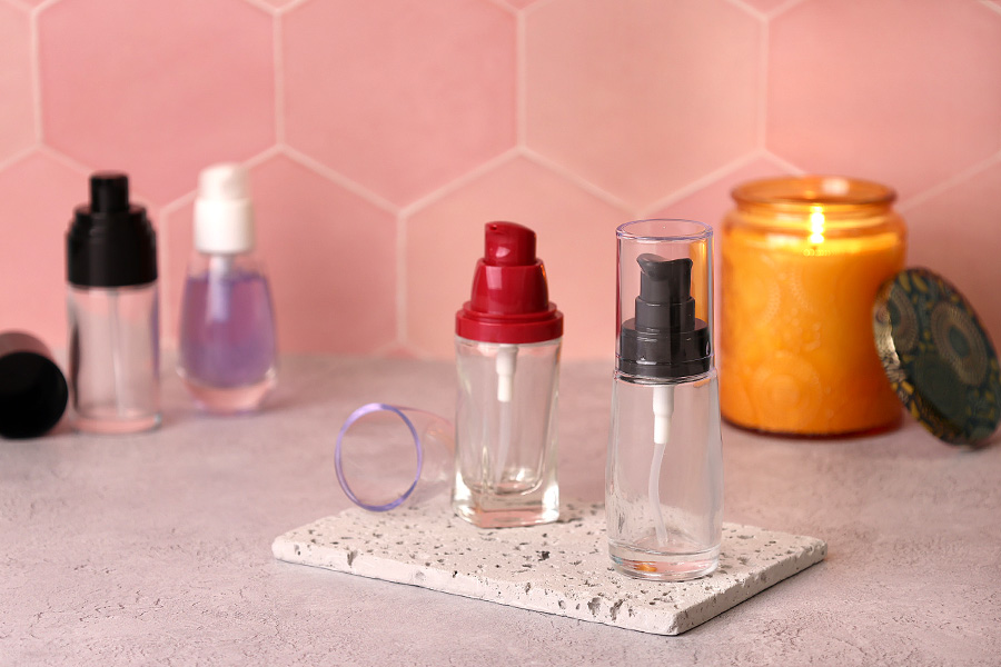 Staklena okrugla bočica 30mL za kreme sa plastičnom pumpicom u dve boje i providnim zatvaračem