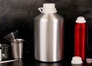 Crvena aluminijumska boca 1000mL, sa plastičnim čepom i navojnim zatvaračem Crvena aluminijumska boca 1000mL, sa plastičnim čepom i navojnim zatvaračem
