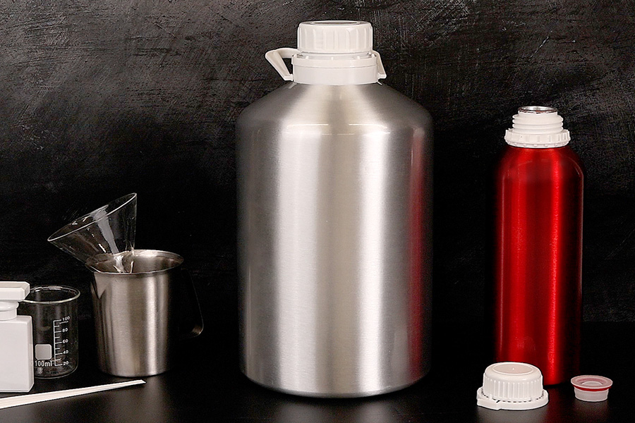 Crvena aluminijumska boca 1000mL, sa plastičnim čepom i navojnim zatvaračem Crvena aluminijumska boca 1000mL, sa plastičnim čepom i navojnim zatvaračem