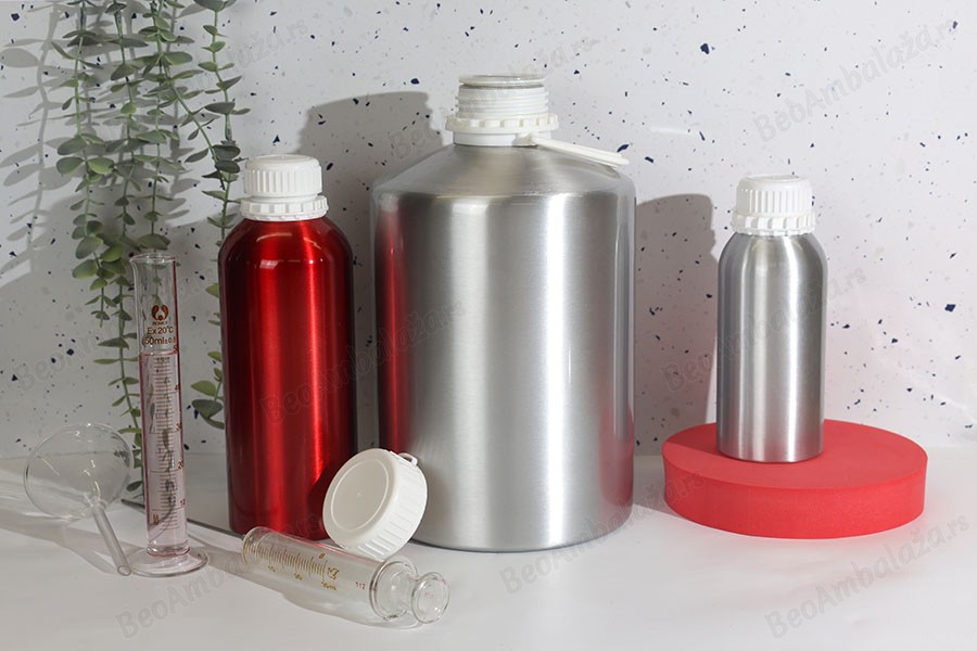 Aluminijumska boca 500mL za čuvanje esencija, parfema i alkoholnih rastvora sa čepom i plastičnim belim zaštitnim poklopcem-grupa_slika