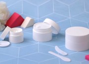 Bela plastična kutijica sa duplim dnom, 50mL sa zatvaračem sa zaptivkom i međupoklopcem - 12 kom Bela plastična kutijica sa duplim dnom, 50mL sa zatvaračem sa zaptivkom i međupoklopcem - 12 kom