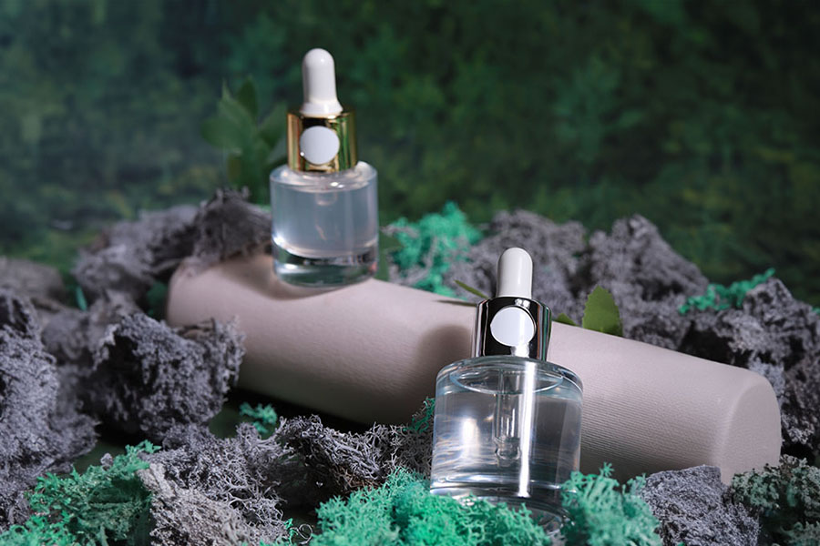 Staklena bočica 15mL sa zlatnom ili srebrnom pipetom na klik i drenažnim elementom-grupa_slika