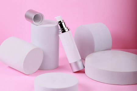 Airless flašica za kremu 50mL sa belim telom i aluminijumskim zatvaračem i osnovom u srebrnoj boji-grupa_slika