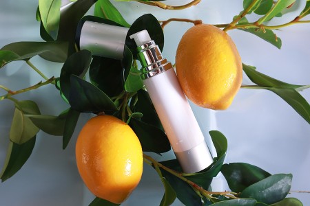 Airless flašica za kremu 50mL sa belim telom i aluminijumskim zatvaračem i osnovom u srebrnoj boji-grupa_slika