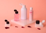 Plastični flip top zatvarač PP18 u crnoj ili beloj boji Plastični flip top zatvarač PP18 u crnoj ili beloj boji