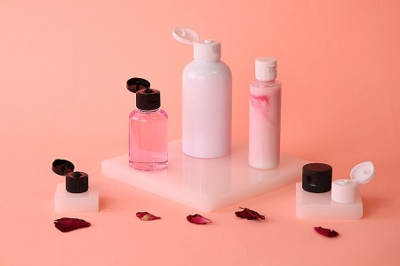 Plastični flip top zatvarač PP18 u crnoj ili beloj boji-grupa_slika