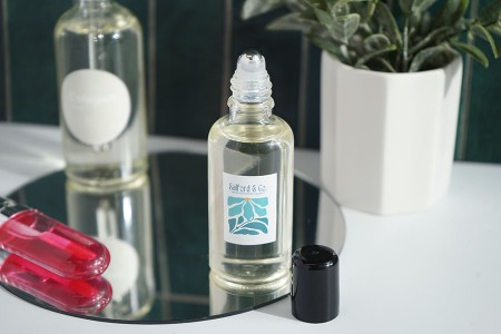 Metalna roll-on kuglica PP18 sa crnim plastičnim zatvaračem-grupa_slika