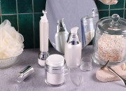 Airless plastična teglica 30mL sa providnim zatvaračem i srebrnim ukrasem Airless plastična teglica 30mL sa providnim zatvaračem i srebrnim ukrasem
