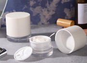 Akrilna kutijica 50mL za kremu sa plastičnim belim zatvaračem, međupoklopcem i spatulom Akrilna kutijica 50mL za kremu sa plastičnim belim zatvaračem, međupoklopcem i spatulom