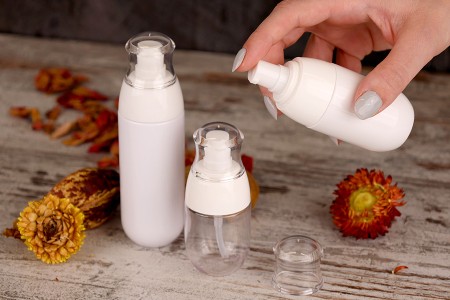 PET flašica 100mL sa belom pumpicom i providnim zatvaračem-grupa_slika