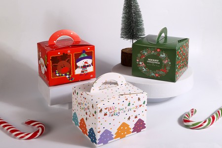 Božićna kartonska poklon kutija 95x95x80 mm kockastog oblika sa drškom  - 10 kom-grupa_slika