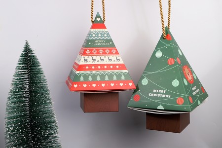 Božićna kartonska poklon kutija 150x150x240 mm u obliku jelke, sa trakom  - 10 kom-grupa_slika