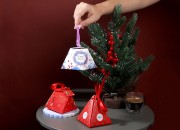 Božićna kartonska poklon kutija 80x80x92 mm u obliku piramide, sa ukrasnom trakom i karticom - 10 kom-grupa_slika