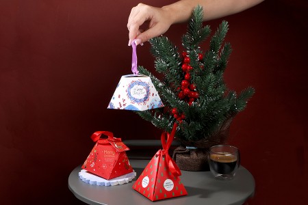 Božićna kartonska poklon kutija 80x80x60 mm sa ukrasnom trakom i karticom - 10 kom-grupa_slika