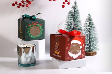 Božićna kartonska poklon kutija 90x90x90 mm sa prozorom, drškom i ukrasnom trakom - 10 kom-grupa_slika