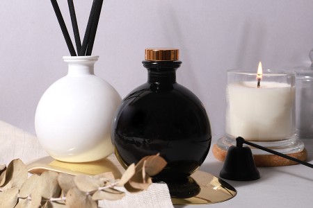 Staklena bočica 250 mL bele boje i sfernog oblika za osveživač prostora-grupa_slika