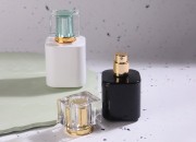 Staklena luksuzna bočica za parfeme 100 ml (15/400) u crnoj ili beloj boji Staklena luksuzna bočica za parfeme 100 ml (15/400) u crnoj ili beloj boji
