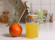 Tegla sa drškom 350mL sa drvenim poklopcem i rupom za slamčicu