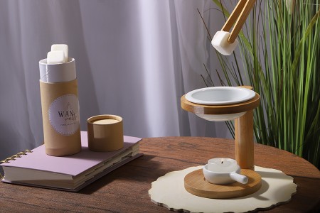 Drveni osveživač prostora sa keramičkom posudom za aromatične voskove ili ulja i sa keramičkom kašičicom za svećicu-grupa_slika