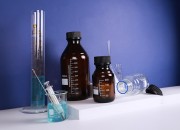 Graduisana staklena boca od 100 ml sa crnim plastičnim poklopcem