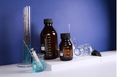 Graduisana staklena boca od 100 ml sa crnim plastičnim poklopcem