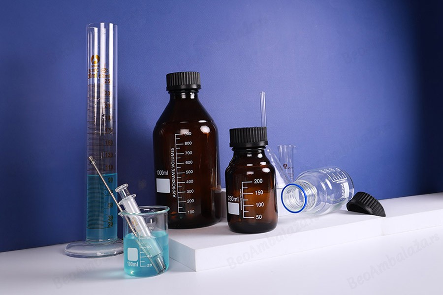 Graduisana staklena boca od 250 ml sa crnim plastičnim poklopcem-grupa_slika