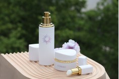 Staklena bočica 100 ml luksuzna bela mat sa poklopcem i zlatnom pumpicom za kremu