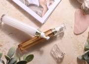 Akrilna braon roll-on bočica 20mL za kozmetičke preparate sa zlatnim prstenom Akrilna braon roll-on bočica 20mL za kozmetičke preparate sa zlatnim prstenom