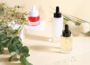 Staklena bočica 30 ml providna sa crnom pipetom za serum i regulatorom toka-grupa_slika