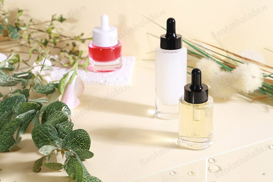 Staklena bočica 30 ml providna sa crnom pipetom za serum i regulatorom toka-grupa_slika