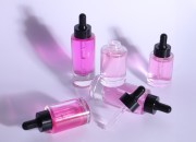 Staklena bočica 30 ml providna sa crnom pipetom za serum i regulatorom toka-grupa_slika