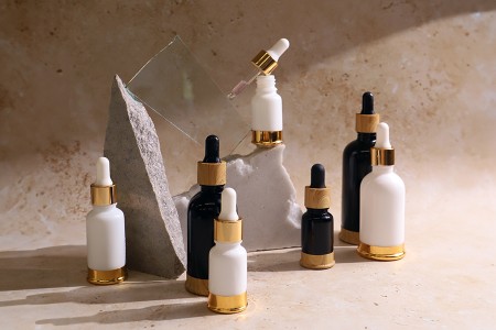 Staklena crna bočica 10mL sa pipetom, plastičnim prstenom i osnovom u dezenu drveta-grupa_slika