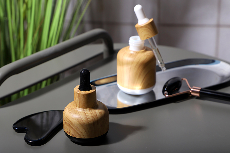 Staklena bočica 50mL sa pipetom i plastičnom oblogom u dezenu drveta-grupa_slika