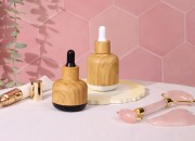 Staklena bočica 15mL sa pipetom i plastičnom oblogom u dezenu drveta