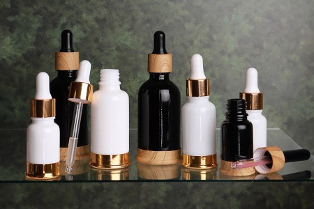 Staklena crna bočica 10mL sa pipetom, plastičnim prstenom i osnovom u dezenu drveta-grupa_slika