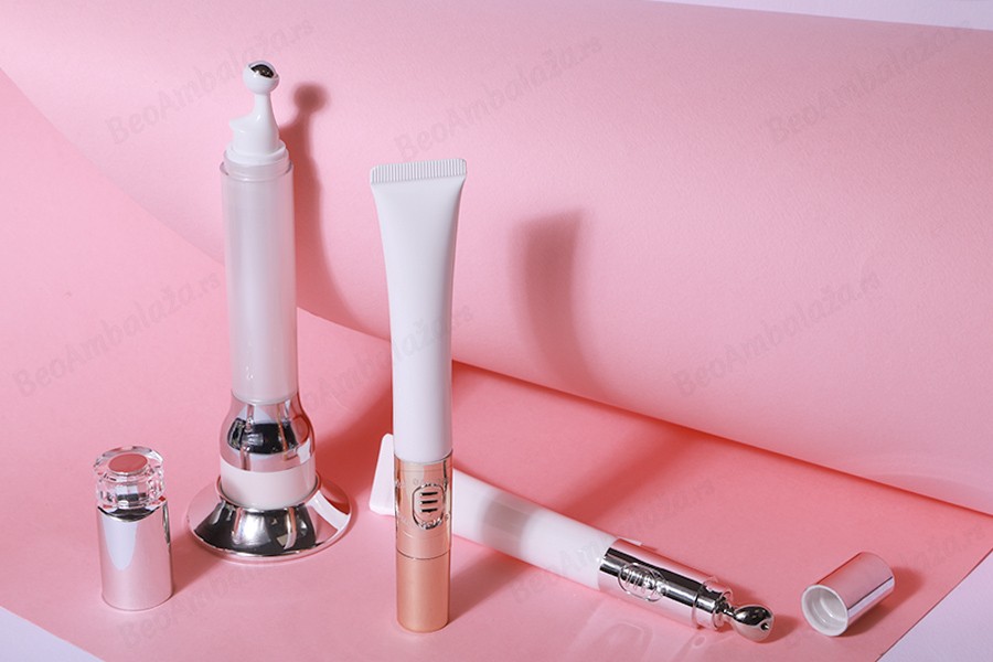 Akrilna bela bočica 15mL sa roll-on pumpicom za serum i vibracijom na dodir-grupa_slika