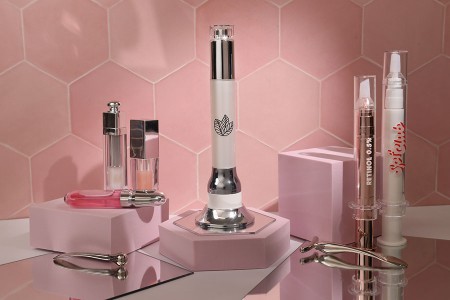 Akrilna bela bočica 15mL sa roll-on pumpicom za serum i vibracijom na dodir-grupa_slika