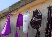 Plastična bela tubica 150mL sa metalnim roll on kuglicama i providnim zatvaračem Plastična bela tubica 150mL sa metalnim roll on kuglicama i providnim zatvaračem